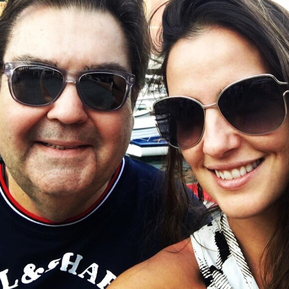 Mulher de Faustão, Luciana Cardoso indicou que o apresentador já teve alta