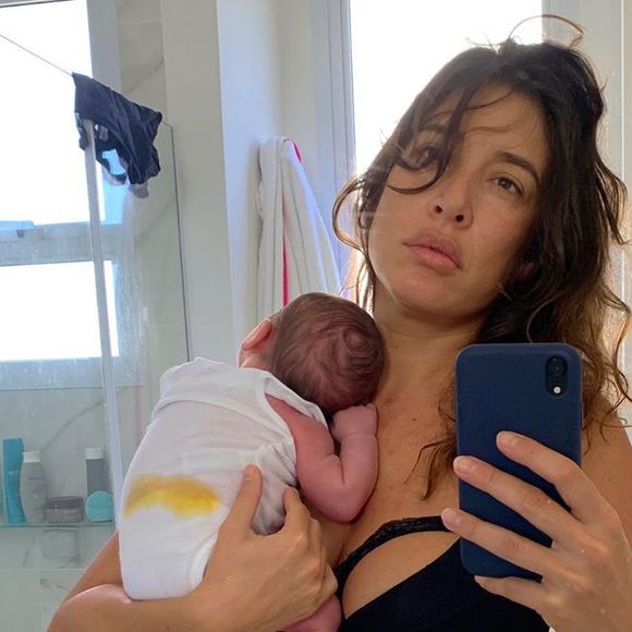 Giselle Itié mostra barriga pós-parto em foto