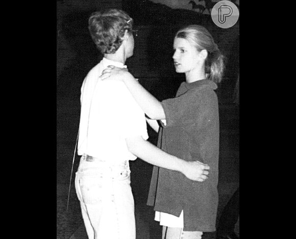 Jessica Simpson ensaia dança para sua formatura, em 1997