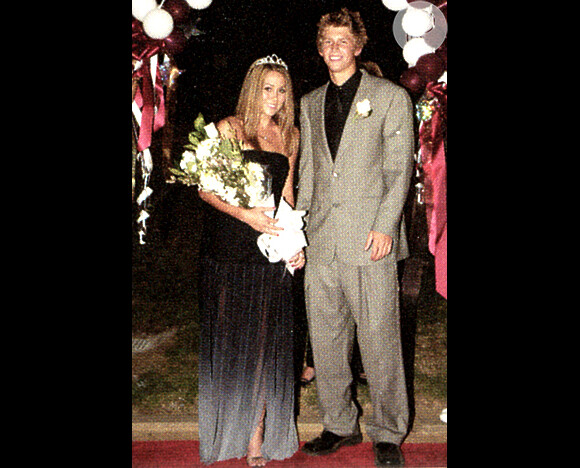 Lauren Conrad posa elegante com buquê na mão em sua festa de formatura, em 2003