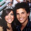Taylor Lautner, um dos galãs da saga 'Crepúsculo', posa com sua acompanhante na festa de sua formatura em 2008