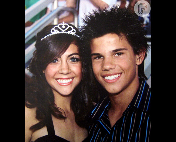 Taylor Lautner, um dos galãs da saga 'Crepúsculo', posa com sua acompanhante na festa de sua formatura em 2008