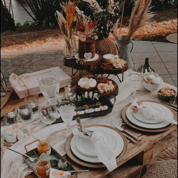 Casado há 1 ano, Zé Neto preparou piquenique com decoração intimista e romântica