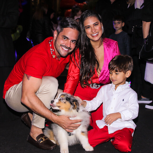 Marido de Simone, Kaká Diniz posou com o filho do casal, Henry, beijando a barriga da cantora