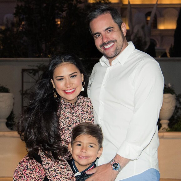 Filho de Simone, Henry deu um beijo na barriga da mãe em foto