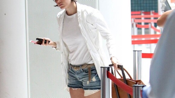 Deborah Secco embarca de shortinho jeans em aeroporto do Rio de Janeiro