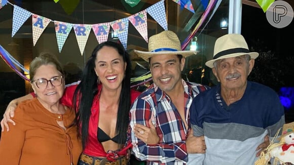 Francisco Camargo mostrou semblante saudável em foto com o filho Zezé Di Camargo, a nora Graciele Lacerda e a mulher, Helena