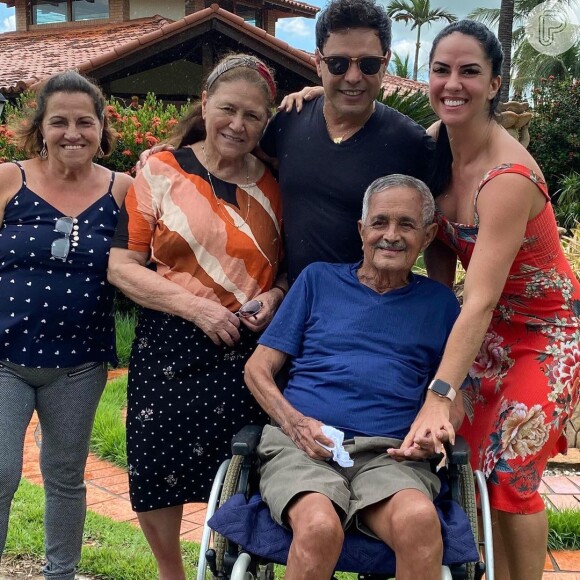 Pai de Zezé Di Camargo e Luciano, Francisco Camargo tem 82 anos e na foto aparece com o primogênito e a mulher, Helena