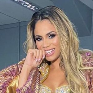 Lexa elege look transparente com strass e capa maximalista no Prêmio Multishow 2020