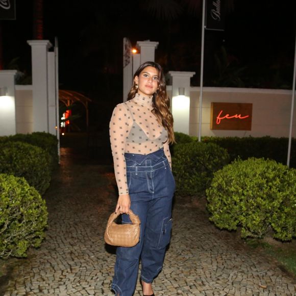Giulia Costa inaugura restaurante Feu, no Rio de Janeiro. Espaço gastronomico possui cortes de alto padrão, criações diárias de drinks e música ambiente para descontrair o público