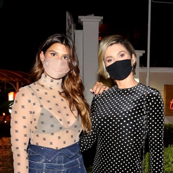 Giulia Costa e Flávia Alessandra combinam looks com máscaras de proteção contra o coronavírus
