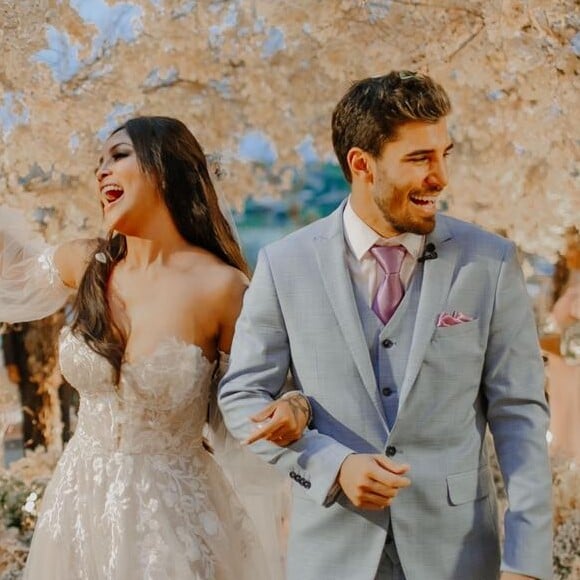 Carol Nakamura usou vestido com transparência para casamento com o modelo Guilherme Leonel em hotel de Búzios