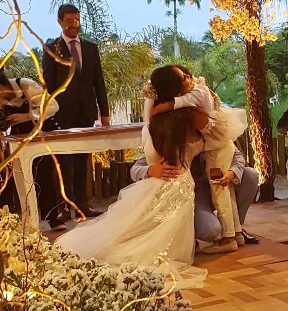 Filho de Carol Nakamura e Guilherme Leonel se emocionou no casamento dos pais