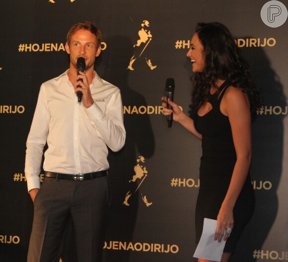 Bem-humorado, o piloto Jenson Button respondeu algumas perguntas realizadas por jornalistas presentes no evento