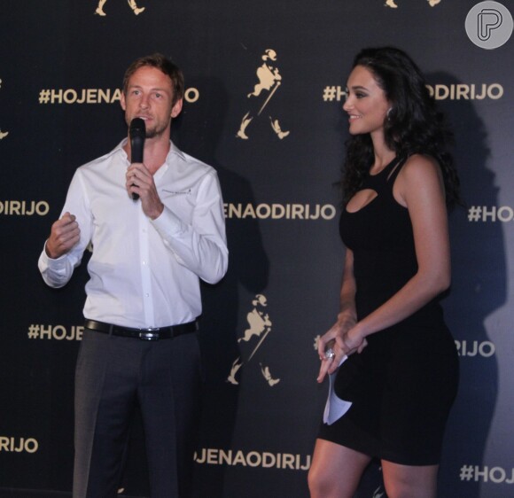 Jenson Button, que está no país para participar do Grande Prêmio do Brasil, respondeu a algumas perguntas da imprensa ao lado da atriz Débora Nascimento