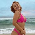 Larissa Manoela posa de biquíni fio-dental na praia