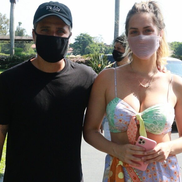 Giovanna Ewbank e Bruno Gagliasso vão votar no Rio de Janeiro