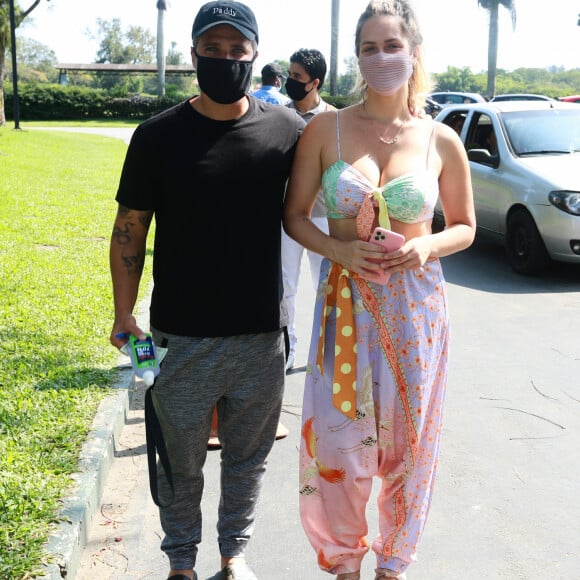 Giovanna Ewbank vota com Bruno Gagliasso no Rio de Janeiro