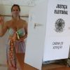 Giovanna Ewbank vota em urna eleitoral no Rio de Janeiro