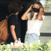 Sasha Meneghel coloca máscara após almoçar com namorado e amigos