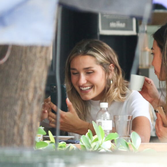 Sasha Meneghel se diverte durante almoço com amigos