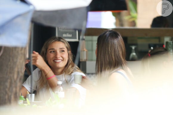 Sasha Meneghel conversa com amiga em restaurante de São Paulo
