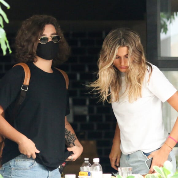 Sasha Meneghel e João Figueiredo são fotografados juntos em restaurante de São Paulo