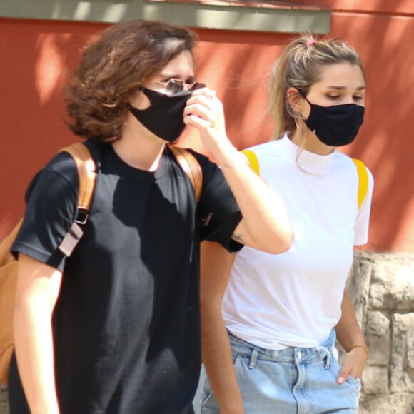 Sasha Meneghel, com namorado e amigos, alia short jeans e blusa branca em look. Fotos!