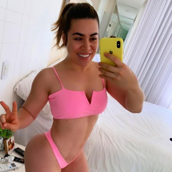 Naiara Azevedo exibe tanquinho na barriga em foto de biquíni