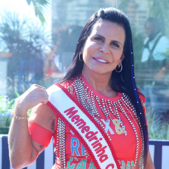 Gretchen em foto de 2019 ao ganhar faixa no Bloco de carnaval de Preta Gil no Rio de Janeiro