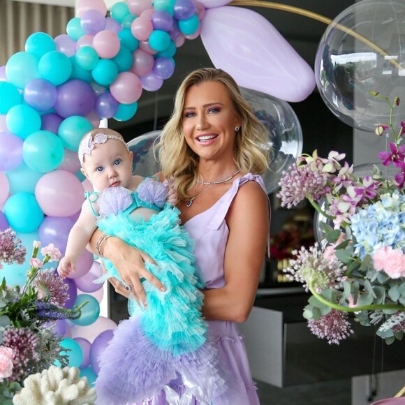 Ana Paula Siebert posa com Vicky em festa por seis meses de vida