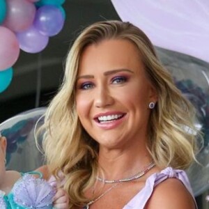 Filha de Justus e Ana Paula Siebert, Vicky 'vira' sereia e ganha presente grifado. Veja mais!