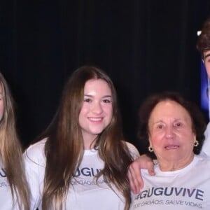 Filhos de Gugu Liberato posam com avó durante o lançamento da campanha 'Gugu Vive'