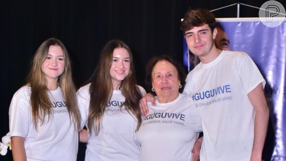 Filhos de Gugu Liberato posam com avó durante o lançamento da campanha 'Gugu Vive'
