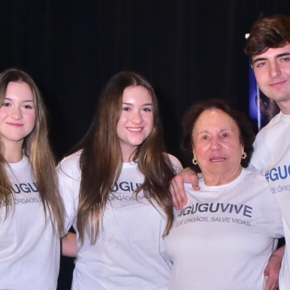 Filhos de Gugu Liberato posam com avó durante o lançamento da campanha 'Gugu Vive'