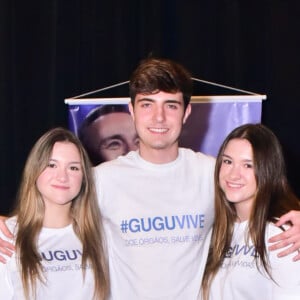 João Augusto com as gêmeas Marina e Sofia no lançamento da campanha 'Gugu Vive'