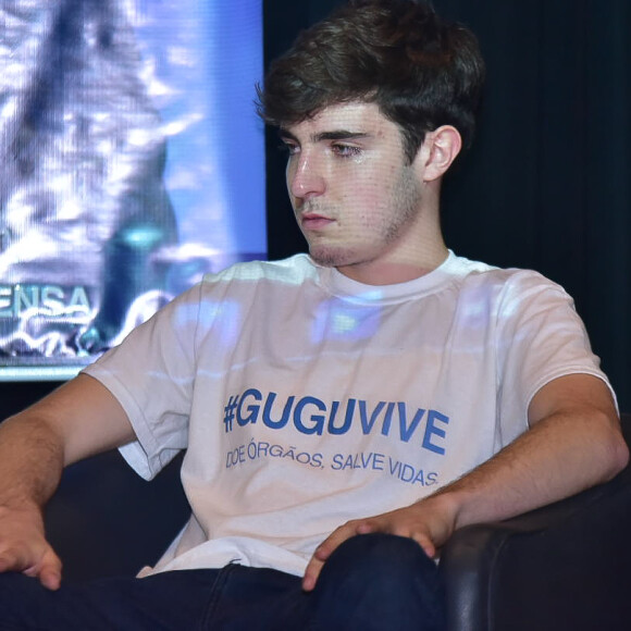 Filho de Gugu Liberato, João Augusto prestigia homenagem ao primeiro ano de morte do pai