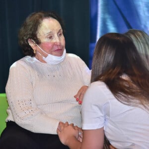 Mãe de Gugu Liberato com as netas, Marina e Sofia, no lançamento da campanha #GuguVive