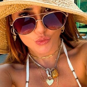 Deborah Secco agitou as redes sociais ao posar de costas usando um biquíni fio-dental branco