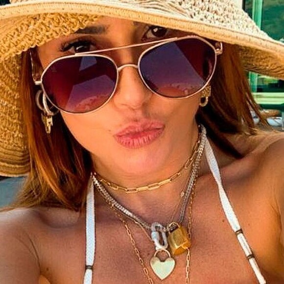 Deborah Secco agitou as redes sociais ao posar de costas usando um biquíni fio-dental branco