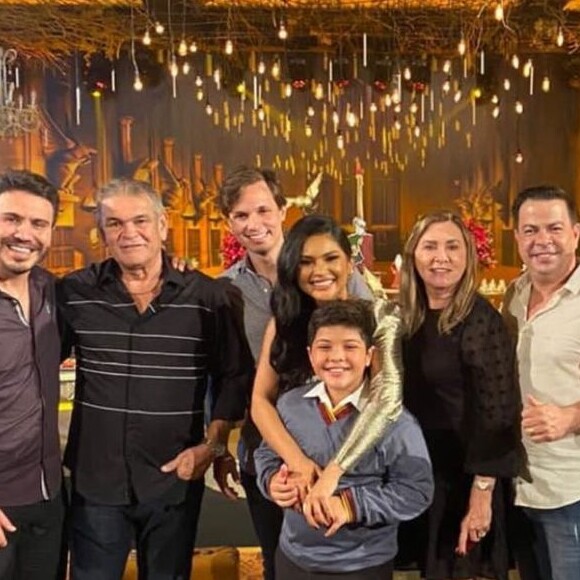 Mileide Mihaile faz foto namorado e filho em festa de aniversário