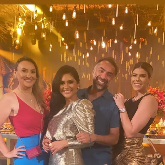 Mileide Mihaile faz foto com amigos em festa de aniversário do filho