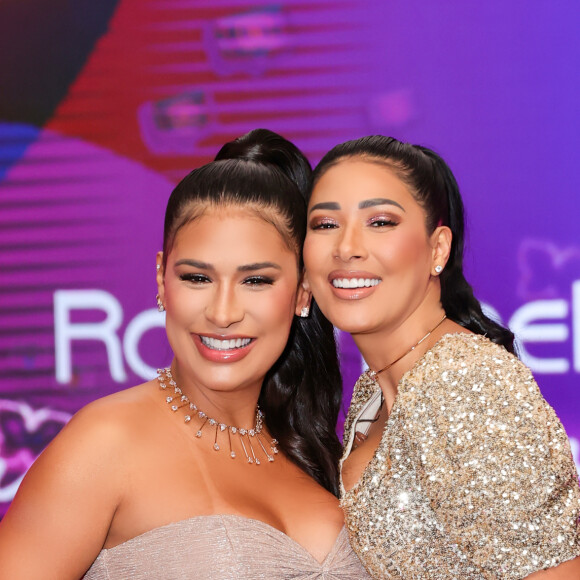 Barriga de gravidez de Simone em live show da Romanel