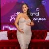 Vestido usado por Simone na gravidez valorizou a barriga na live show da Romanel