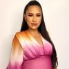 Simone na gravidez: vestido com estampa tie-dye é aposta nas produções da cantora