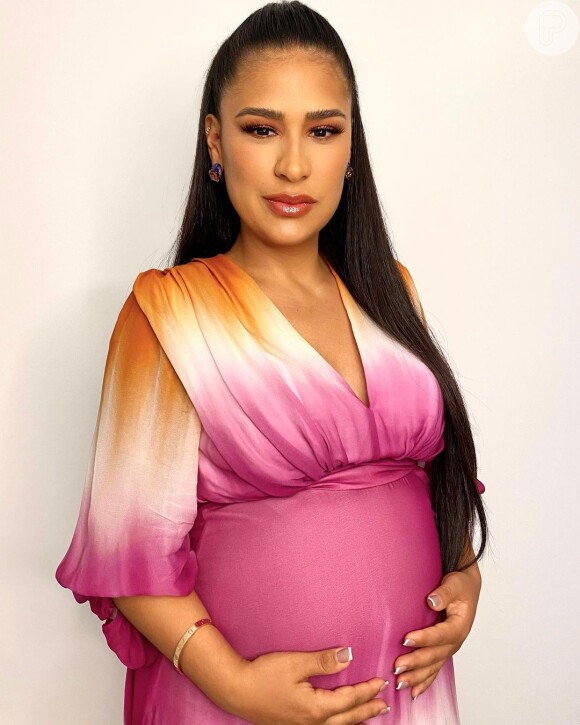 Simone na gravidez: vestido com estampa tie-dye é aposta nas produções da cantora