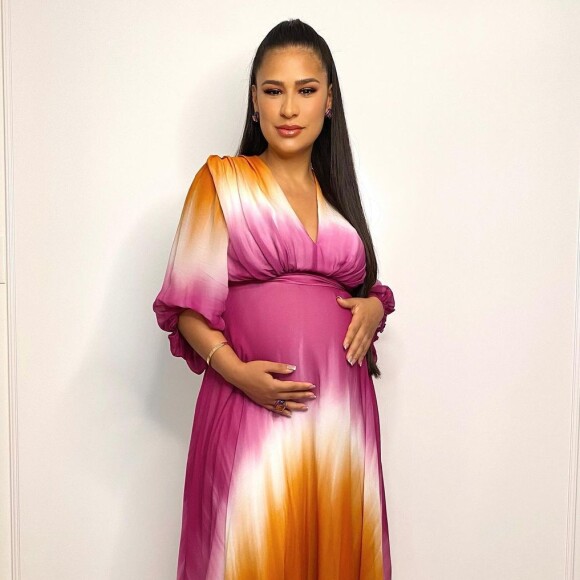 Simone na gravidez: artista exalta a barriga nos looks