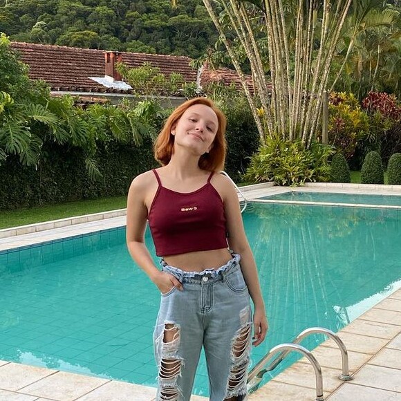 Larissa Manoela monta look do dia com top cropped, calça clochard modelo destroyed e tênis All Star