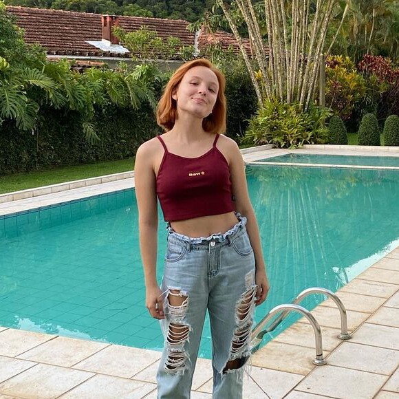 Larissa Manoela aposta em top cropped na cor bordô da Baw. Produto encontra-se esgotado na loja vitural da marca