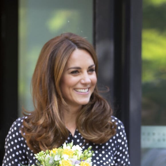 Blusa de poá foi escolhida novamente por Kate Middleton para vídeo no Instagram